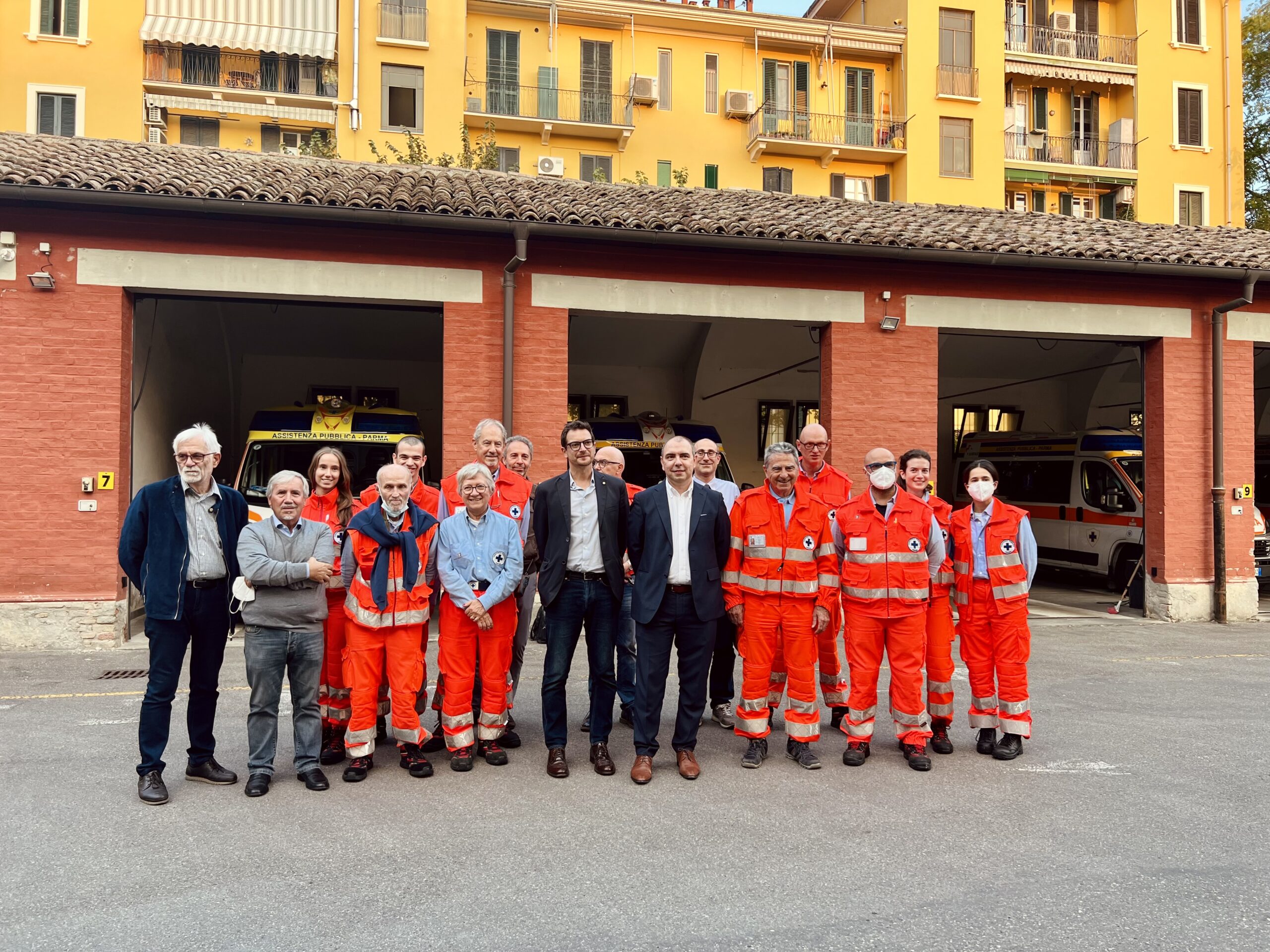 AP_Il Sindaco di Parma_Michele Guerra visita la PUbblica_in foto il Sindaco con il Presidente Luca Bellingeri e alcuni consiglieri e militi dell'AP