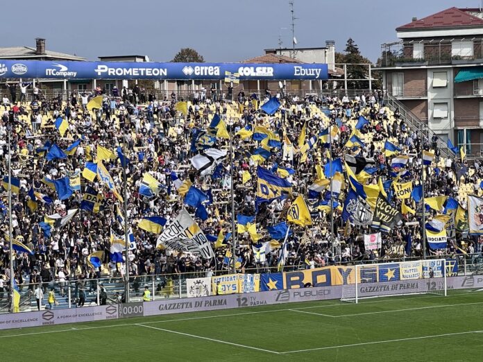 Parma, mega coreografia e determinazione per vincere il derby col Modena | LA FORMAZIONE