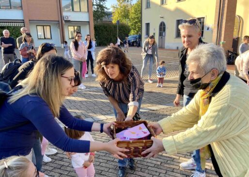 TORRILE Festa dei nonni Incontro tra i bimbi del nido e i nonni del centro diurno 007