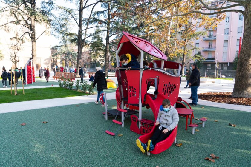 Parma, nuove attrezzature per le aree giochi nei parchi della Città