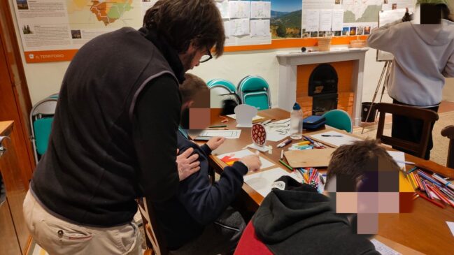 Fogliazza e alcuni ragazzi durante una lezione di laboratorio