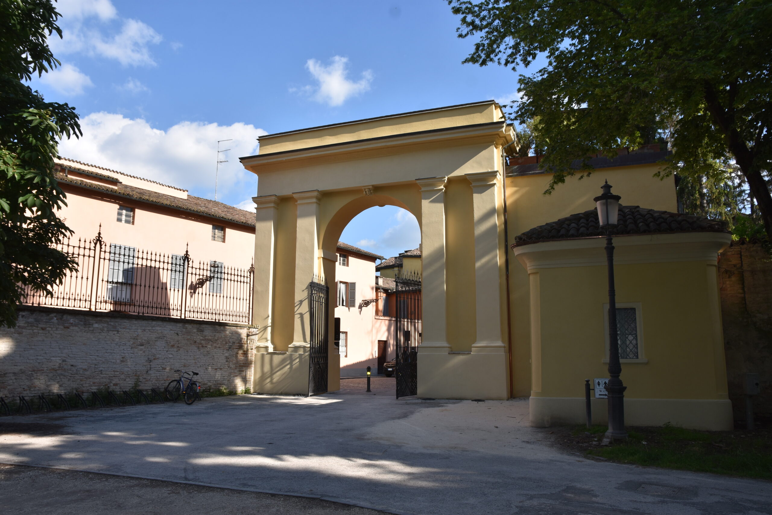 Tornano all’antico splendore i quattro accessi storici del Parco Ducale, grazie agli interventi di riqualificazione messi in atto dal Comune