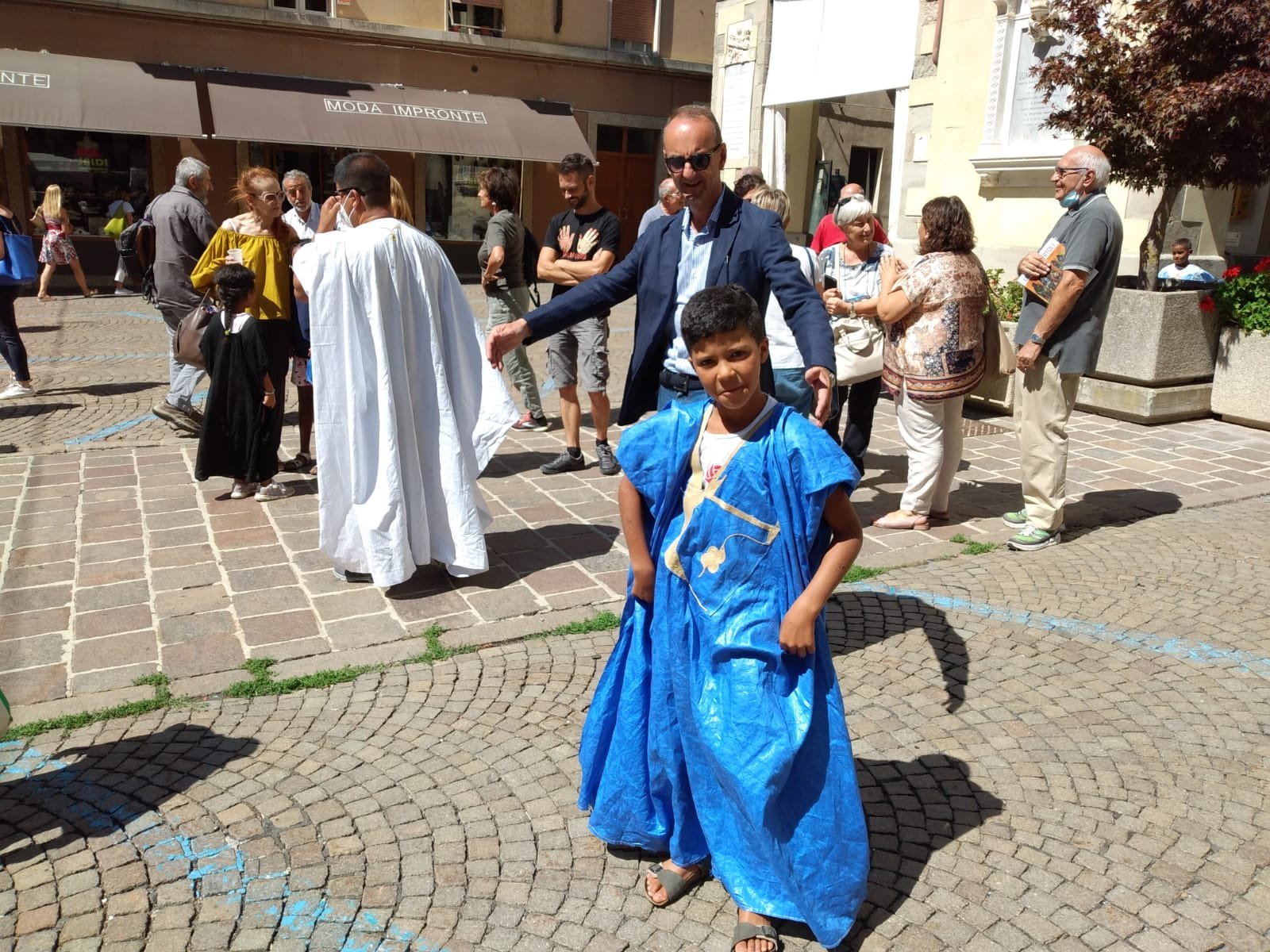I bambini saharawi, piccoli ambasciatori di pace di un popolo da 40 anni in esilio, spesso dimenticato da quotidiani e tv, ritornano a Borgotaro per trascorrere un periodo di vacanza lontano dal caldo torrido del deserto del Sahara. La delegazione è composta da 9 bimbi e due accompagnatori. Il Comune di Borgotaro -già stretto da un "patto di amicizia" con il popolo Saharawi siglato il 7 luglio 2022- oltre che il volontariato locale l'Azienda Usl e alcuni cittadini e professionisti della nostra comunità, hanno aderito al progetto proposto di Help for Children con i quali abbiamo già avuto modo fi collaborare durante l'ospitalità dei bimbi bielorussi e dalla Regione Emilia Romagna, che prevede di poter ospitare i bimbi e i loro accompagnatori nella settimana dal 3 luglio al 15 luglio a Borgotaro e dal 16 al 22 nella Colonia Regina Pacis gestita dalla parrocchia di Sant'antonino a Marina di Massa . Successivamente i bimbi si recheranno per altre due settimane a Bedonia quindi temineranno il loro soggiorno a Fornovo. Durante il soggiorno a Borgotaro effettueranno un check medico completo e diverse visite previste per controllare il loro stato di salute e verranno organizzate gite e momenti ludici . I bimbi saranno collocati presso i locali dell'Assistenza Pubblica Borgotaro - Albareto, i pasti saranno serviti dall'Avis Borgotaro - Albareto e dagli Alpini e durante il soggiorno potranno godere della bellezza del nostro paesaggio e dell'accoglienza della nostra comunità. E' questo un progetto che coinvolge la nostra Valtaro ospitale e accogliente.