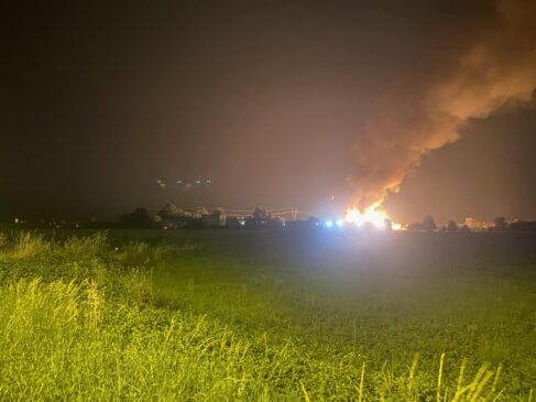 Maxi incendio a Sanguinaro: in fiamme un'azienda che produce bancali