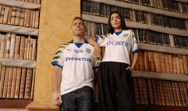 La maglia dei campioni torna 30 anni dopo: presentata la terza divisa del Parma | FOTO