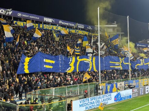 Parma, regalo alla Lazio sotto l'albero: perde in 11 contro 9 al Tardini